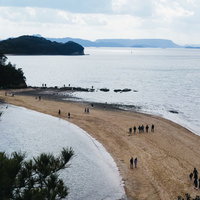 干潮時に現れるエンジェルロードを行き来する観光客の写真