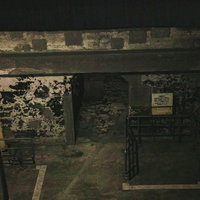 工事現場跡地の不気味に閉ざされた灰屋の入り口の写真