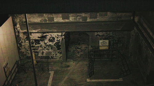 工事現場跡地の不気味に閉ざされた灰屋の入り口