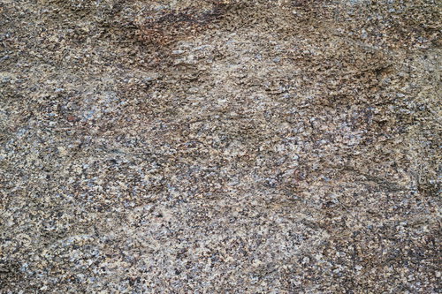 白く浮かび上がる岩石の表面と岩肌のテクスチャー