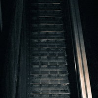 不気味なコンクリート階段 暗闇の中を下から見上げた構図の写真