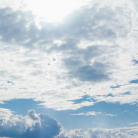 青空に白い雲が広がる晴天の空模様の写真