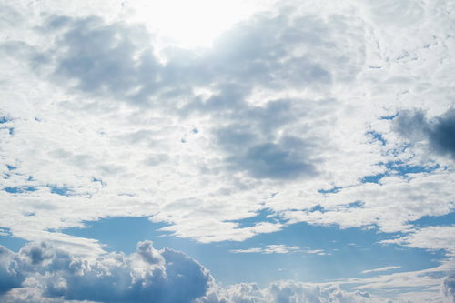 青空に白い雲が広がる晴天の空模様