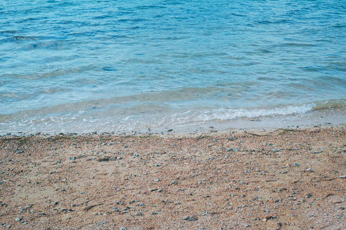 透明度の高い青い海が穏やかに押し寄せる波