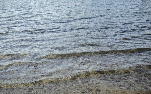 底が透けて見える透明な海面 浅瀬の砂浜と海底