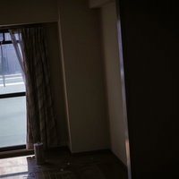 ものけのからのワンルーム、夜の薄暗い室内の写真