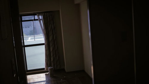 ものけのからのワンルーム、夜の薄暗い室内