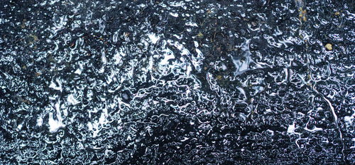 雨が降ったあとのアスファルトの路面