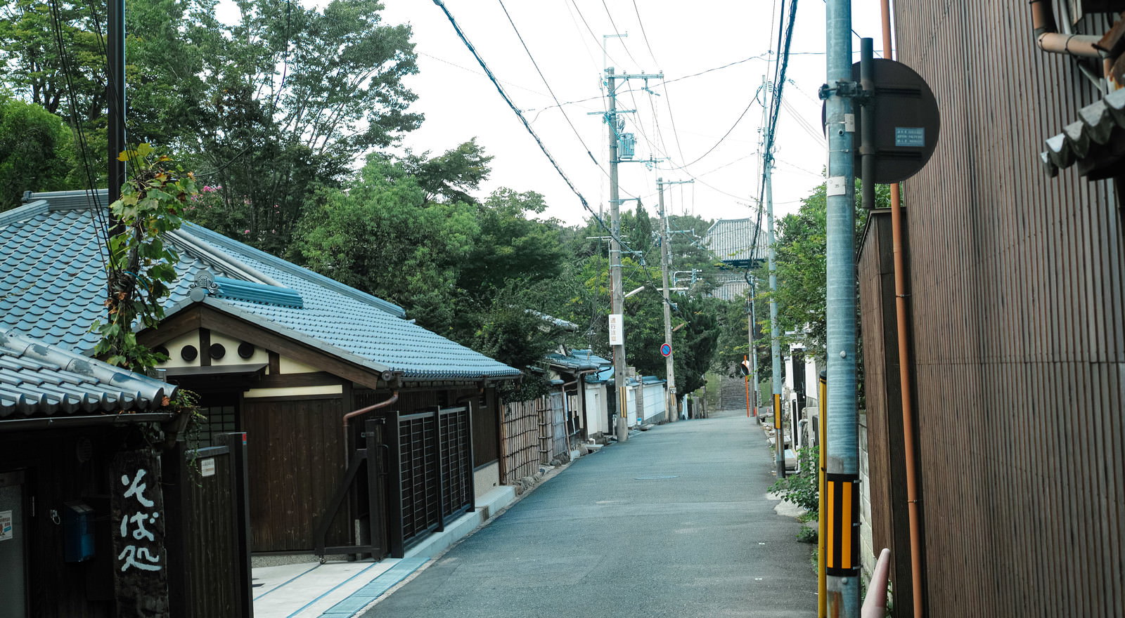 そば処から続く住宅街の静かな裏路地の風景