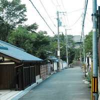 そば処から続く住宅街の裏路地を歩く懐かしい日本の風景の写真