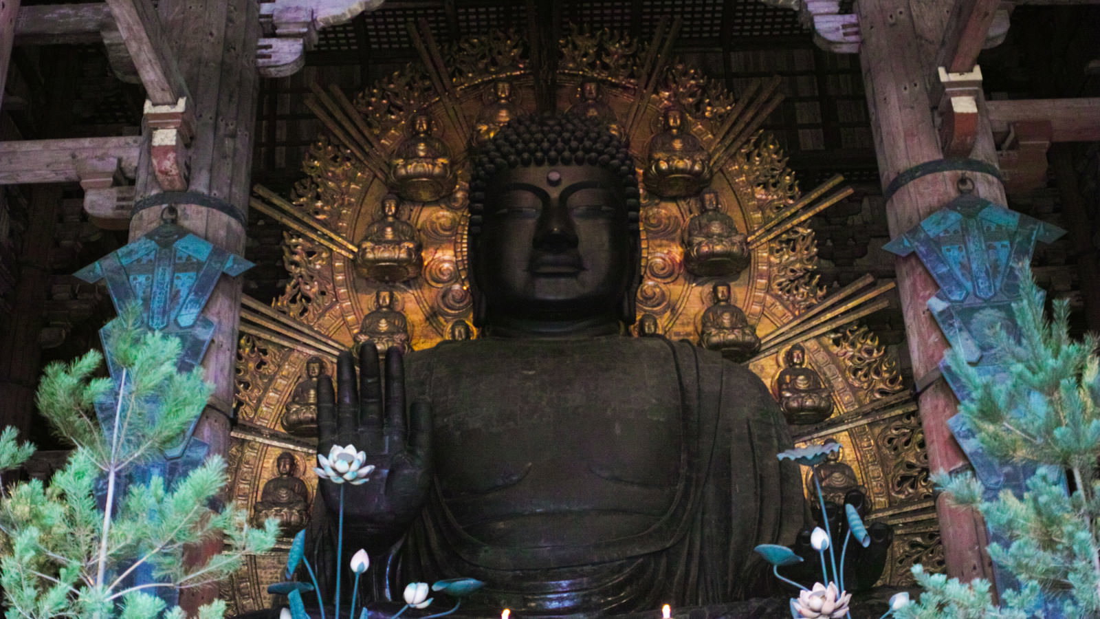 奈良の大仏殿内に安置された盧舎那仏坐像の正面からの光景