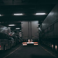 タンカーの中で縦列に並ぶ自動車の夜間渋滞の写真