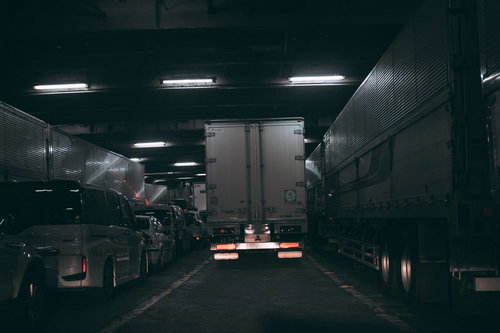 タンカーの中で縦列に並ぶ自動車の夜間渋滞