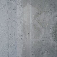 小さな穴が開いた落書き跡の残るコンクリート壁のテクスチャーの写真