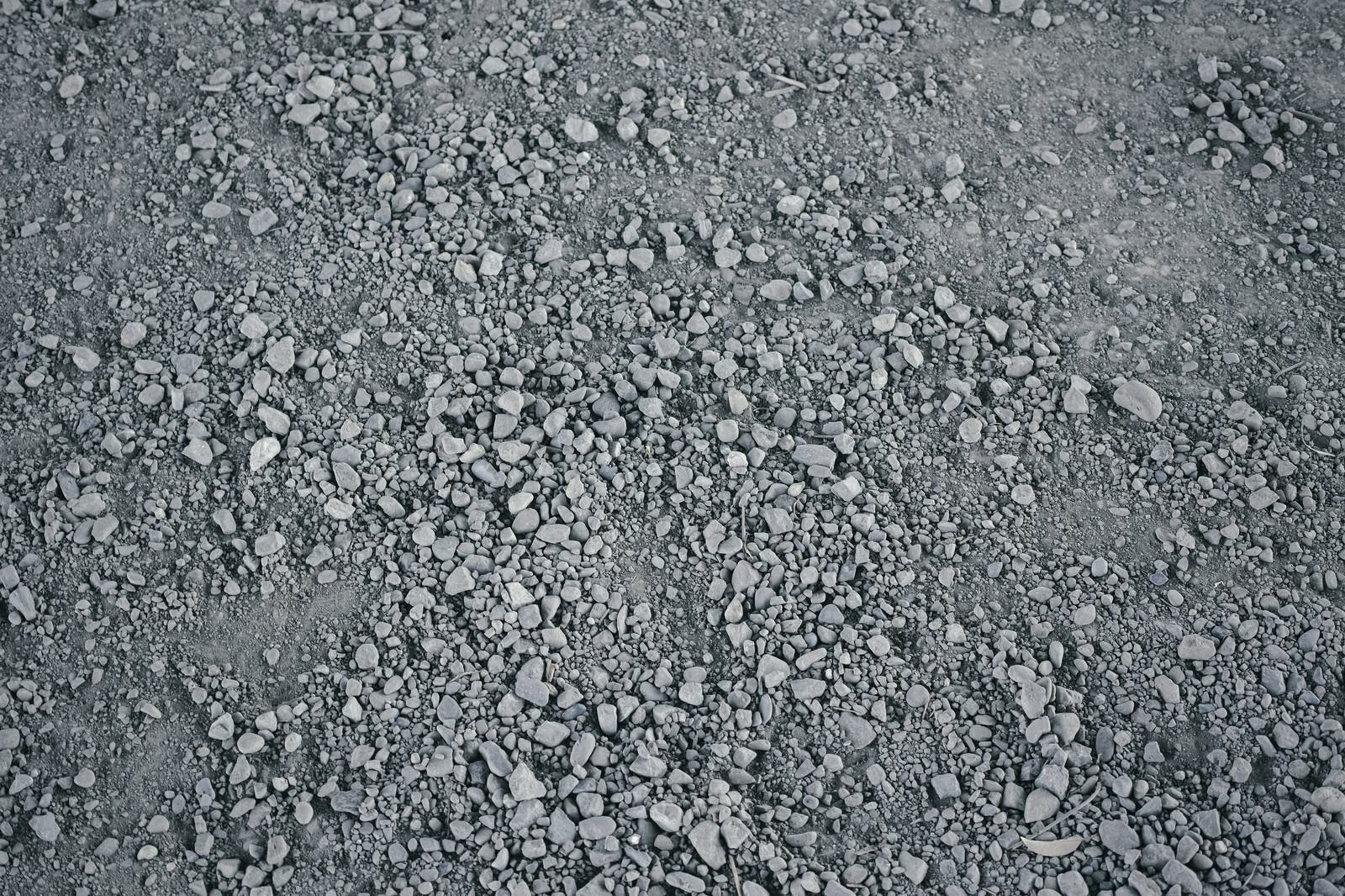 グレー色の小石や砂利が敷き詰められた地面のテクスチャ