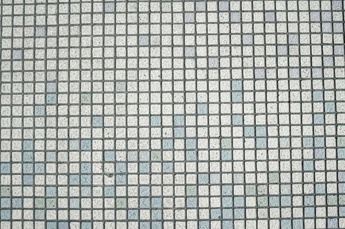 びっしりと敷き詰められたグレー系の四角いタイル