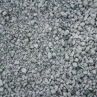 びっしり敷き詰められたいびつな小石の地面テクスチャーの写真