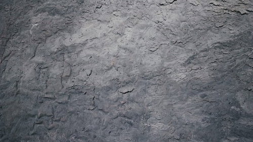 塗りムラがあるグレーのコンクリート調の壁