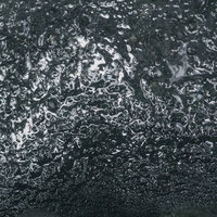 湿り気を帯びたアスファルトの路面テクスチャーの写真