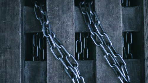 古い木材に巻き付いた鎖 ホラー演出用の不気味な金属チェーン