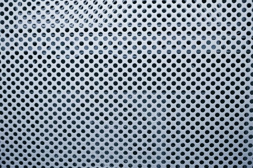 規則正しく配列した丸い穴が空いたステンレス板