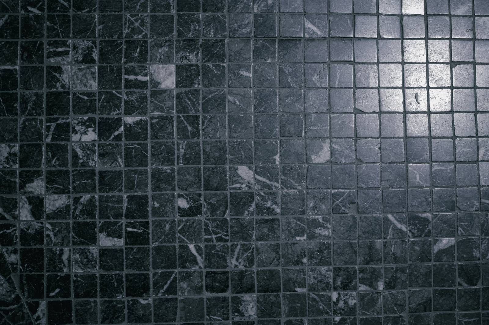 グレーの大理石調タイルが規則的に敷き詰められたテクスチャー背景