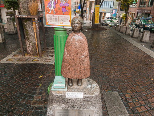 麻布十番で「赤い靴」のモデルとなった岩崎きみちゃんの像