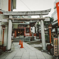 吉原神社の石造鳥居と参道、社殿と石灯籠の写真