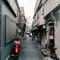 台東区千束4丁目の路地裏、狭い通路に民家とスクーターの写真