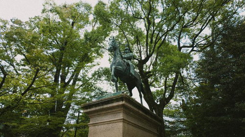 有栖川宮熾仁親王の騎馬銅像と新緑に囲まれた広場