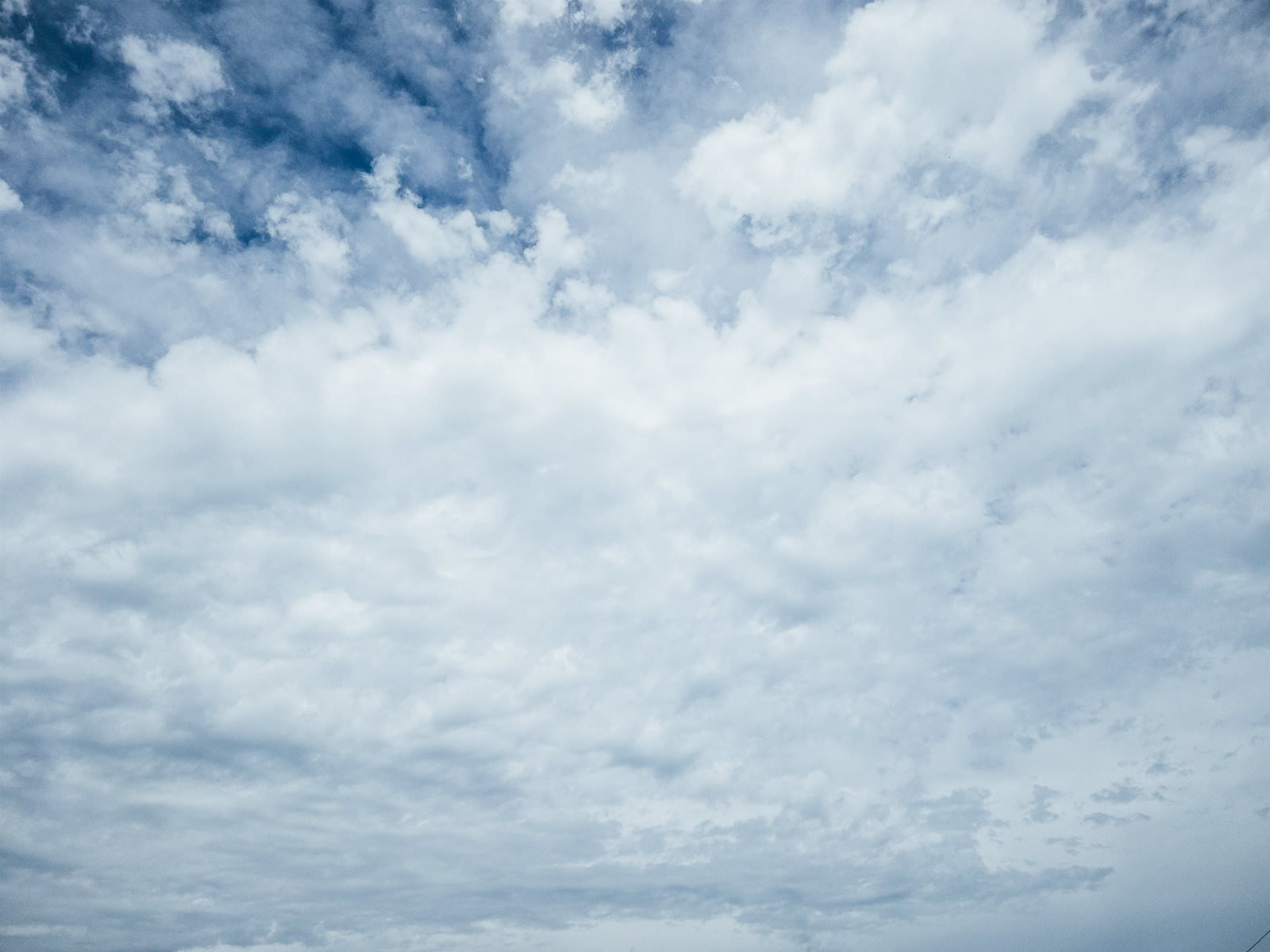 灰色と白い雲が空全体を覆う曇り空の風景
