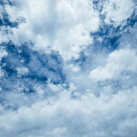 雲間から見える青空と積雲の写真