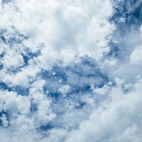 青空を隠す白い雲と雲行き、層状に広がる積雲の天気図の写真