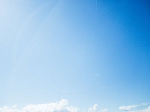見上げた霞む青空のグラデーション