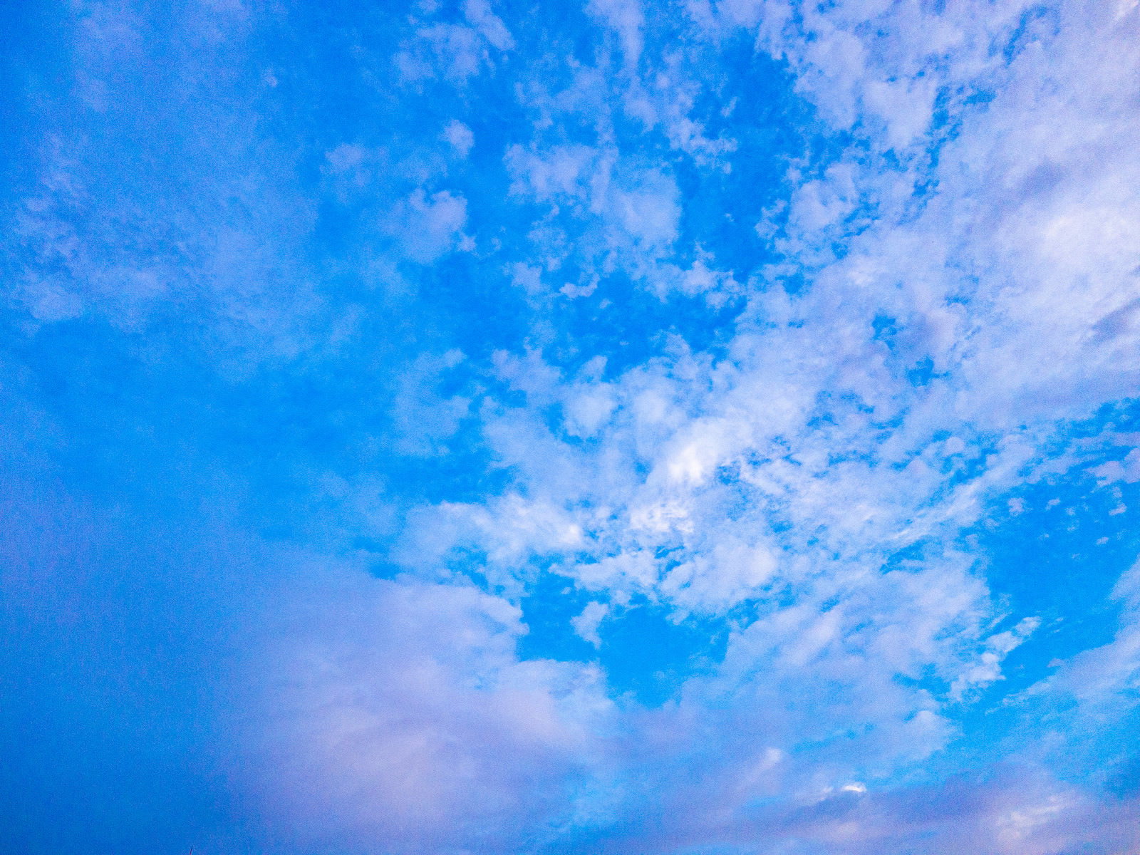 青い空に白い雲がまばらに浮かぶ清々しい天候の風景