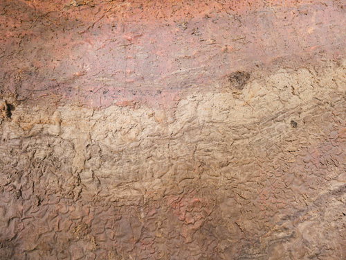 ひび割れと凹凸のある土壁のテクスチャー