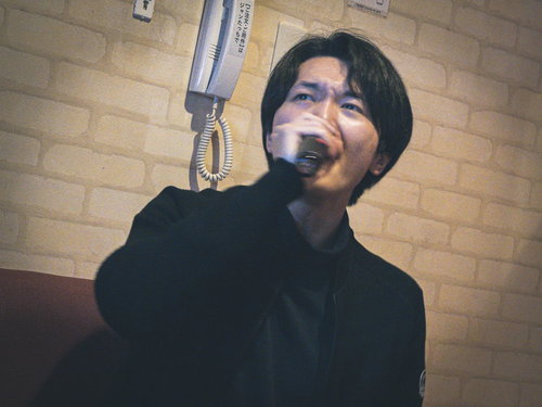 カラオケ熱唱しちゃう男子