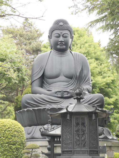 正面から見た大仏と境内の燈籠