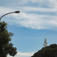 淡路島の世界平和大観音像と街灯のある観光景観の写真