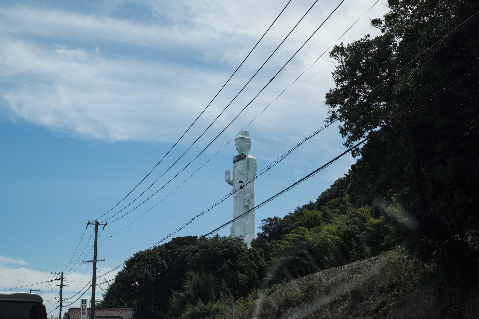 電線越しに見える淡路島の世界平和大観音像と青空
