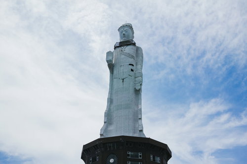 青空を背景に見上げた世界平和大観音像