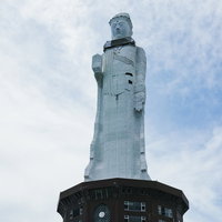 薄雲の青空に立つ世界平和大観音像の写真