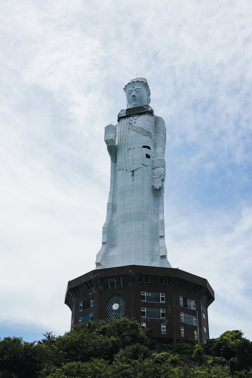 薄雲の青空に立つ世界平和大観音像
