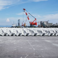 淡路島の埠頭に整然と並ぶ消波ブロックと港湾風景の写真