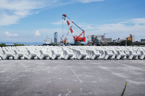 淡路島の埠頭に整然と並ぶ消波ブロックと港湾風景