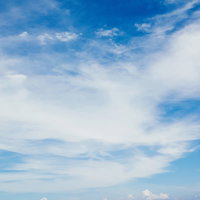 青く晴れ渡る空に白い雲が浮かぶ清々しい晴天の風景の写真
