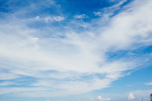 青く晴れ渡る空に白い雲が浮かぶ清々しい晴天の風景