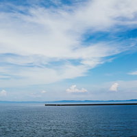 淡路島の穏やかな瀬戸内海と長く延びる堤防の写真