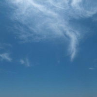 薄い雲が浮かぶ快晴の青空の写真
