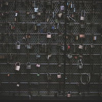 眉山の南京錠がかかったフェンスの写真